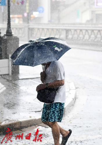 天气|暴雨骤降 市民冒雨出行