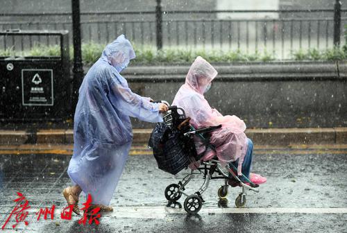 天气|暴雨骤降 市民冒雨出行