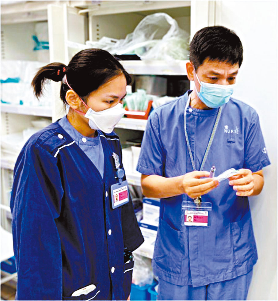 內地護士楊敏菲(左)在伊利沙伯醫院交流工作。 醫管局供圖