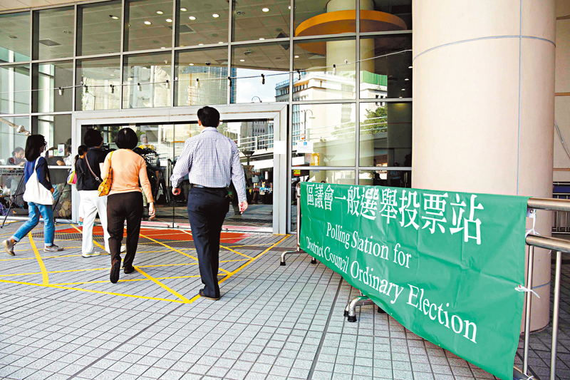 圖為過往的區議會選舉,市民往票站投票。 資料圖片
