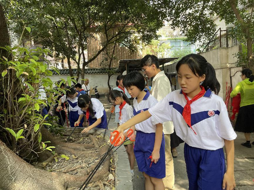 (图:志愿者和学生共同开展清洁保护行动)