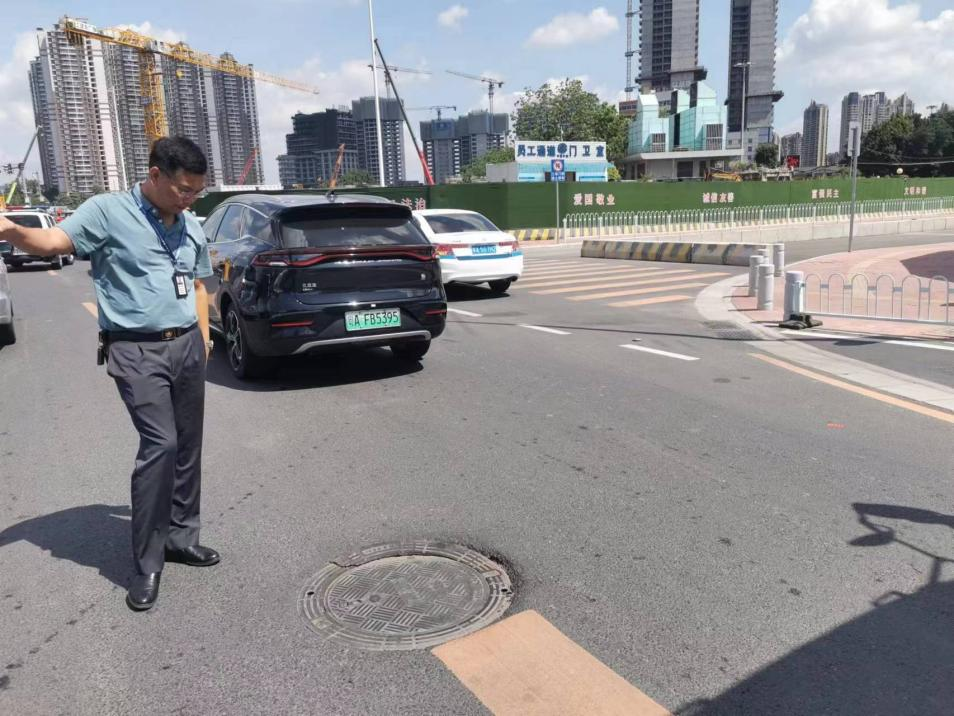 (图:对井盖设施进行安全检查)