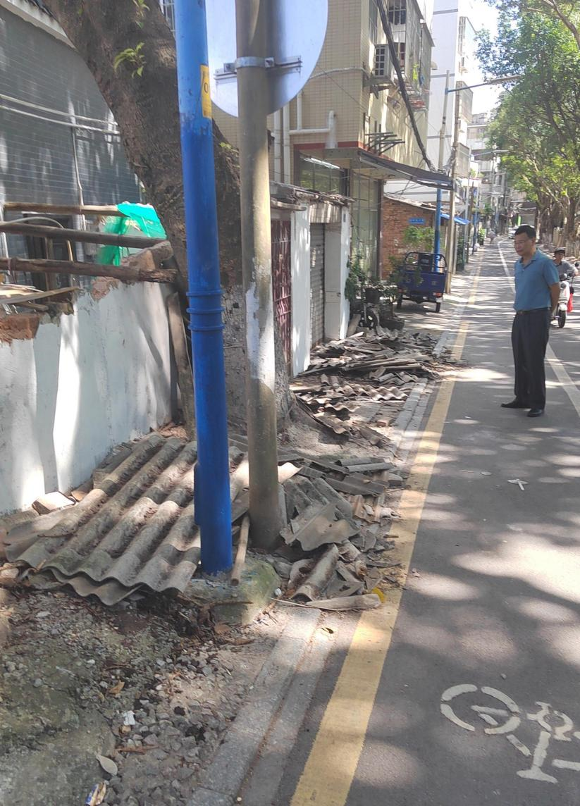 (图:检查市容环境卫生)