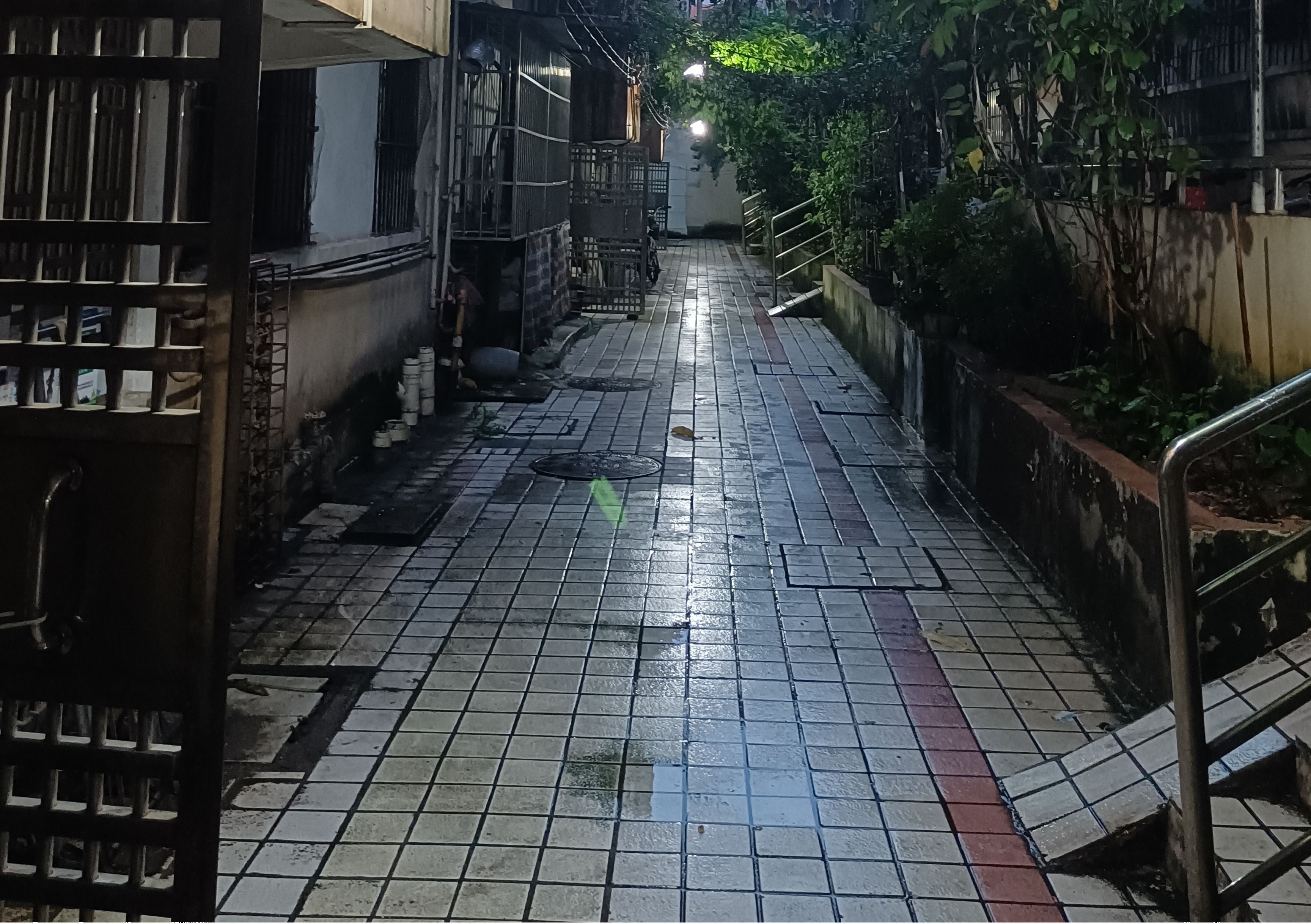 (图:亮灯后小区过道亮如白昼)(1)