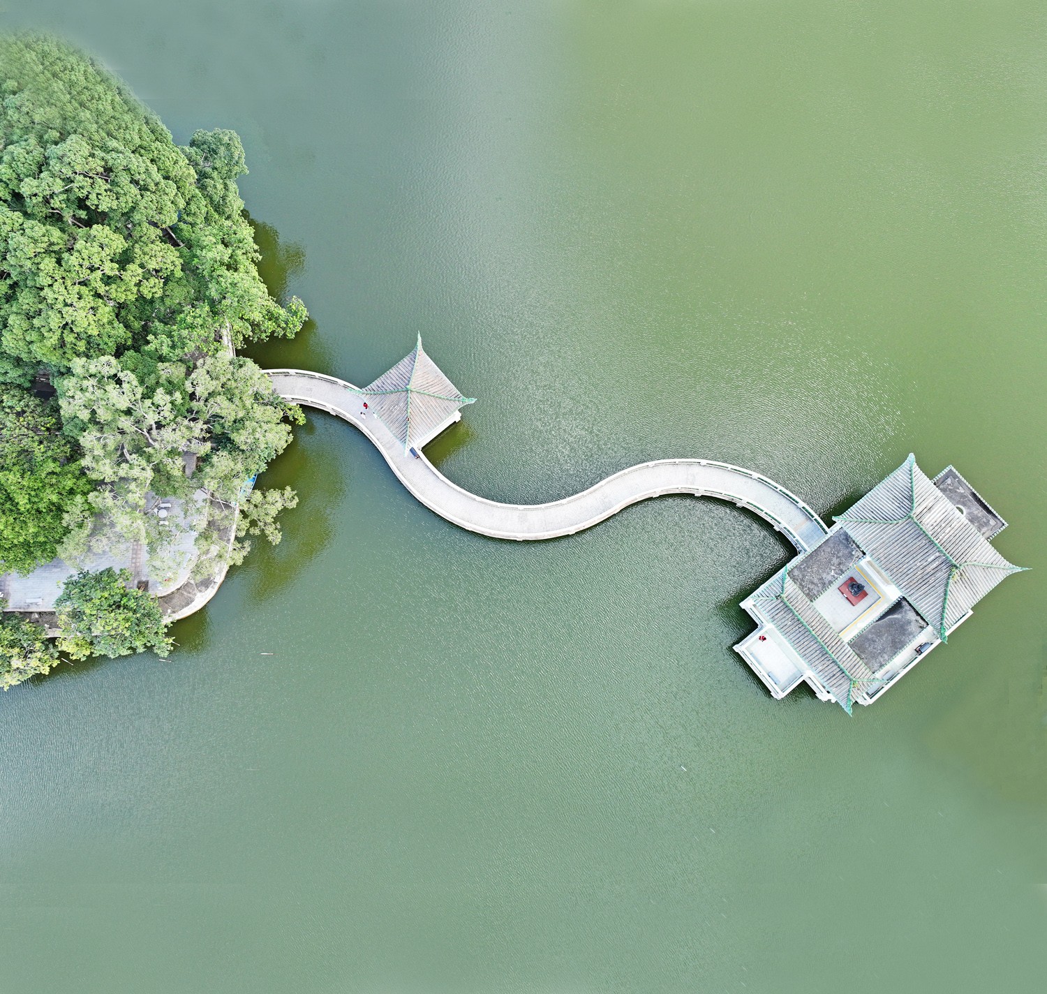 2 碧波荡漾，亭台掩映。（摄影：何小茹）a.jpg