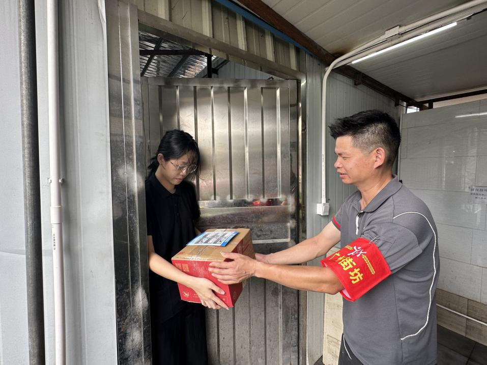 (图:快递小哥为居民配送包裹及禁毒宣传单张)