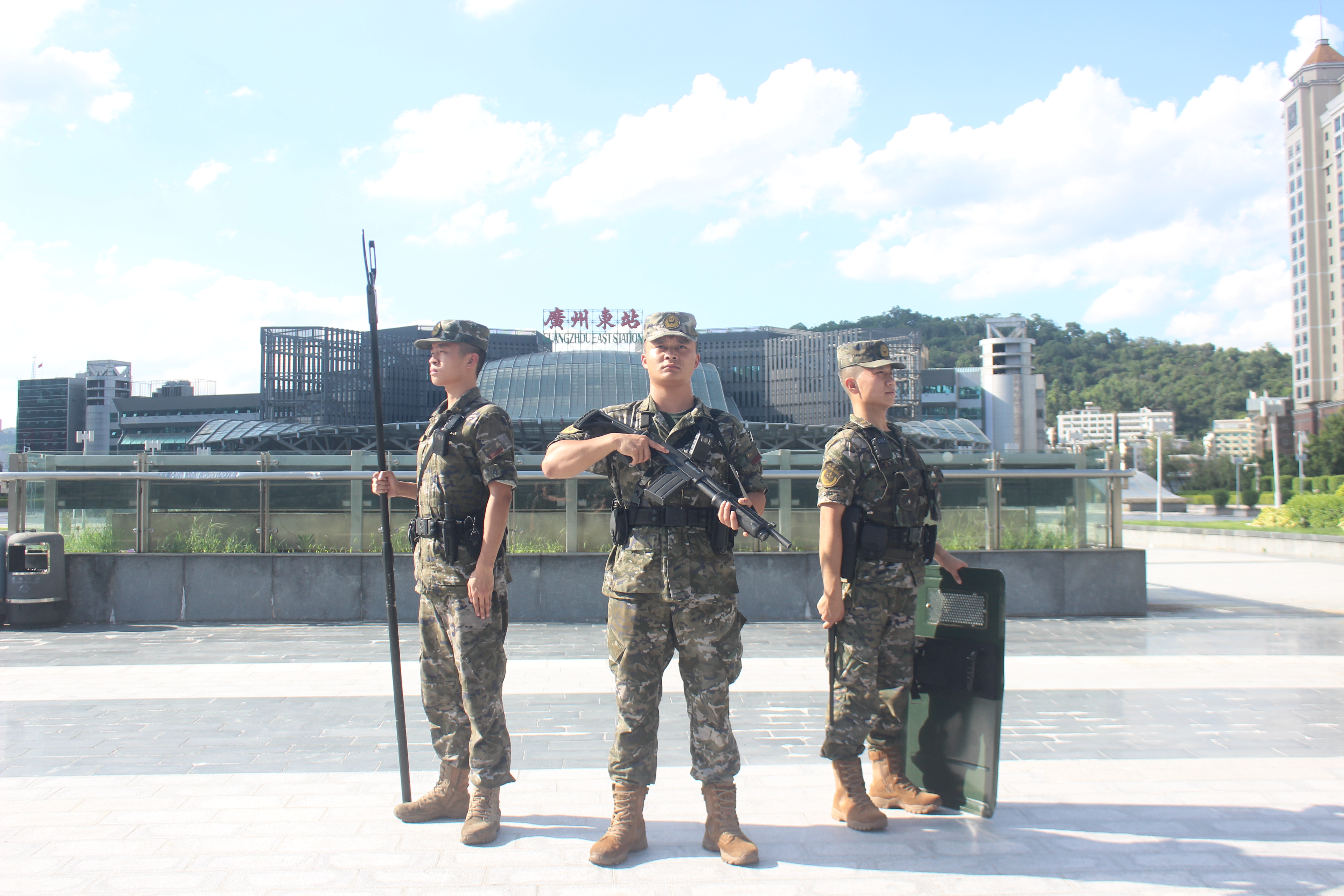 送"清凉"暖兵心!武警广州支队这样助官兵度过"烤"验