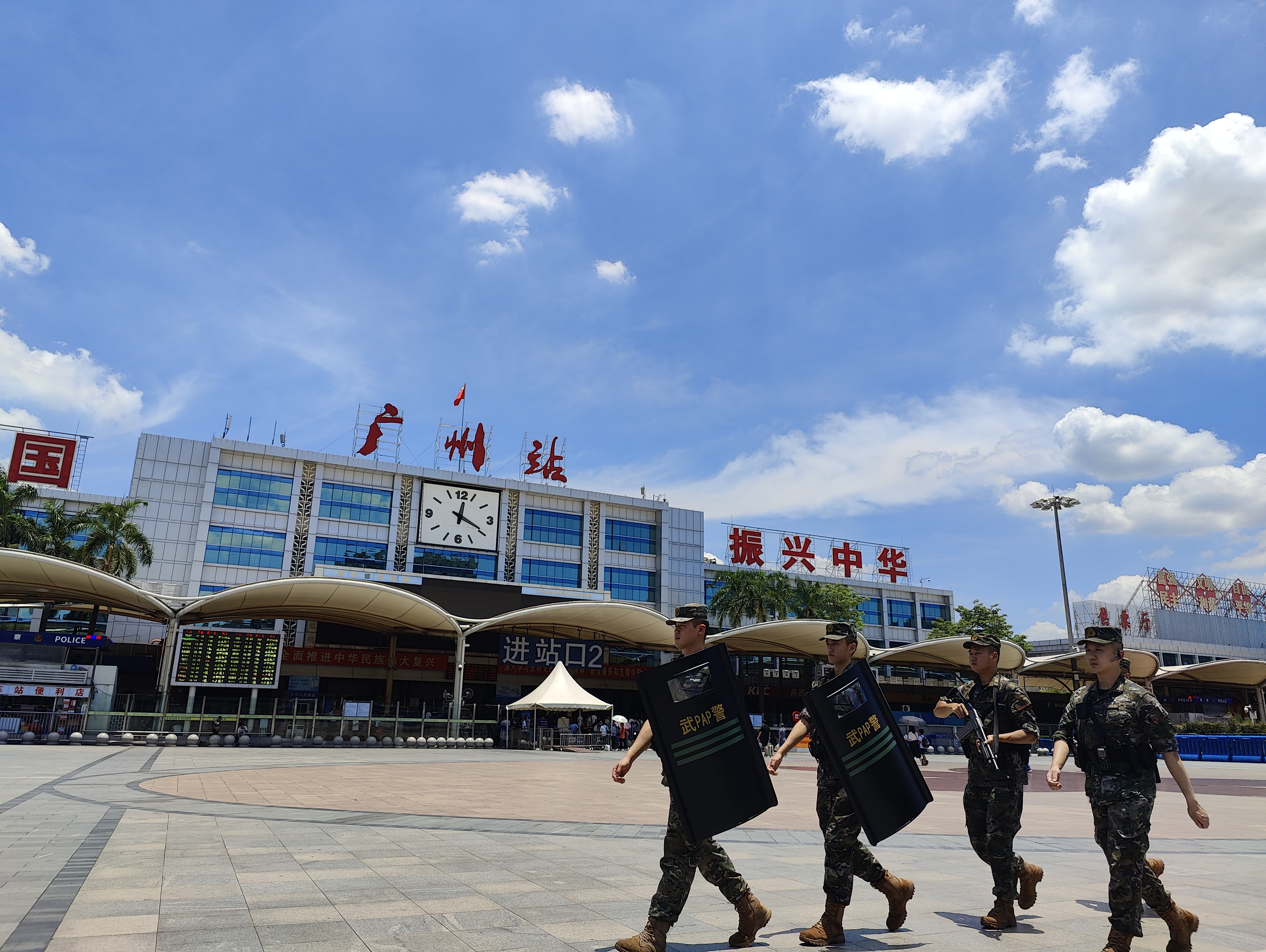 送"清凉"暖兵心!武警广州支队这样助官兵度过"烤"验