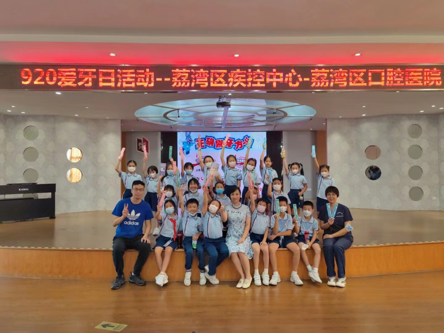 (图:“爱牙日”开展刷牙比赛和口腔健康宣传教育)