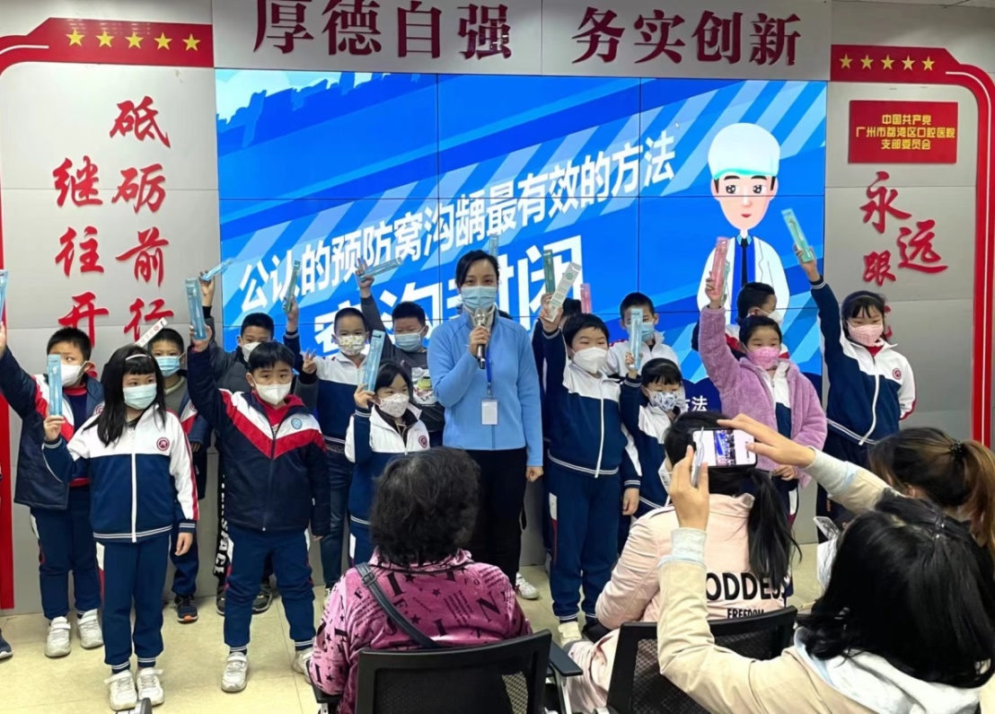 (图:进校园宣教窝沟封闭和口腔卫生)