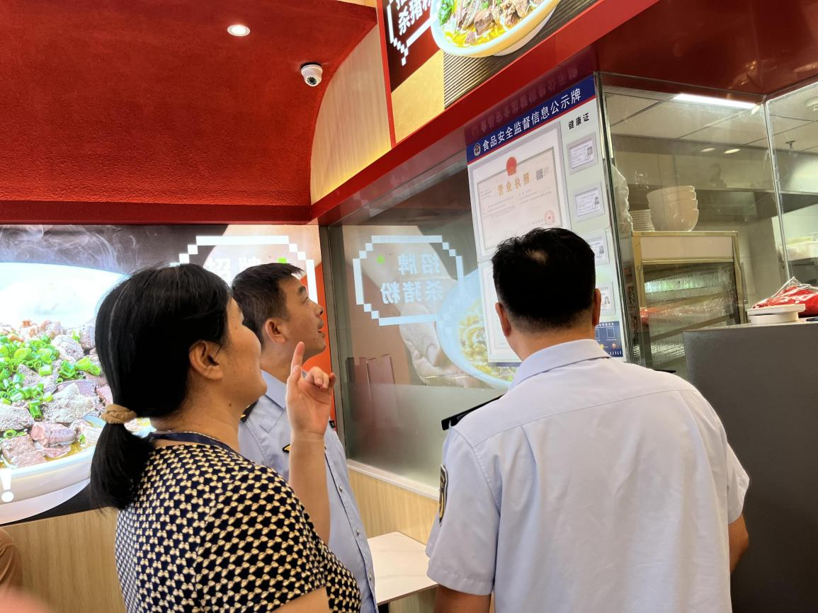 (图:检查小餐饮店证照情况)