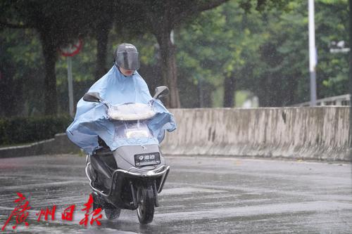 风力渐弱 南沙区市民冒雨出行 等待地铁恢复