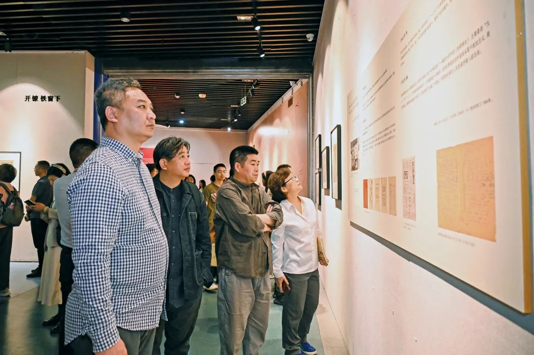 2023年4月18日,“川流不息来时路——胡一川艺术与文献展”在龙岩美术馆开幕,吸引了众多观众前来观看展览。