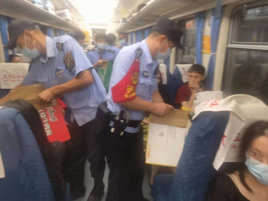 400余名旅客滞留列车14小时，他们全力以赴保供保安全