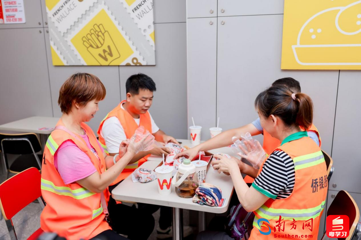 环卫工人只需花1分钱，就可以在爱心商户的门店里享用爱心餐，美美地吃上一顿。（锭一 摄）