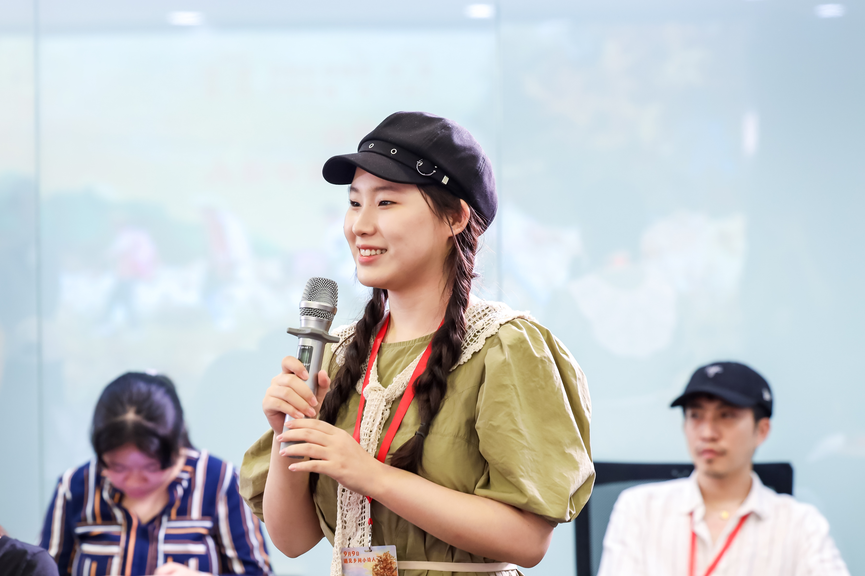 现场观影的大学生热情提问