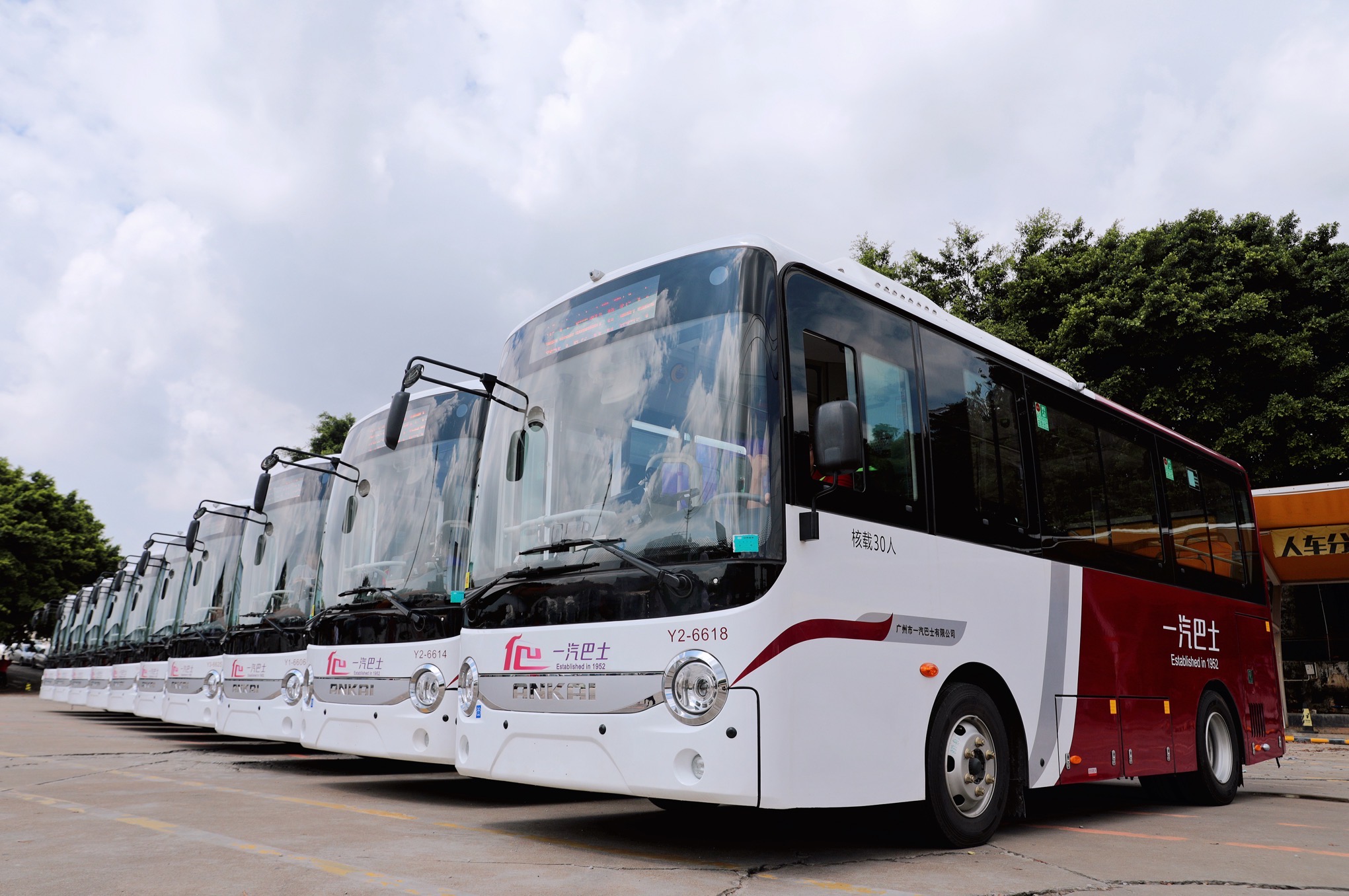 高鹤涛-广州首批纯电动6.5米“小公交”上线-FZ100410790226