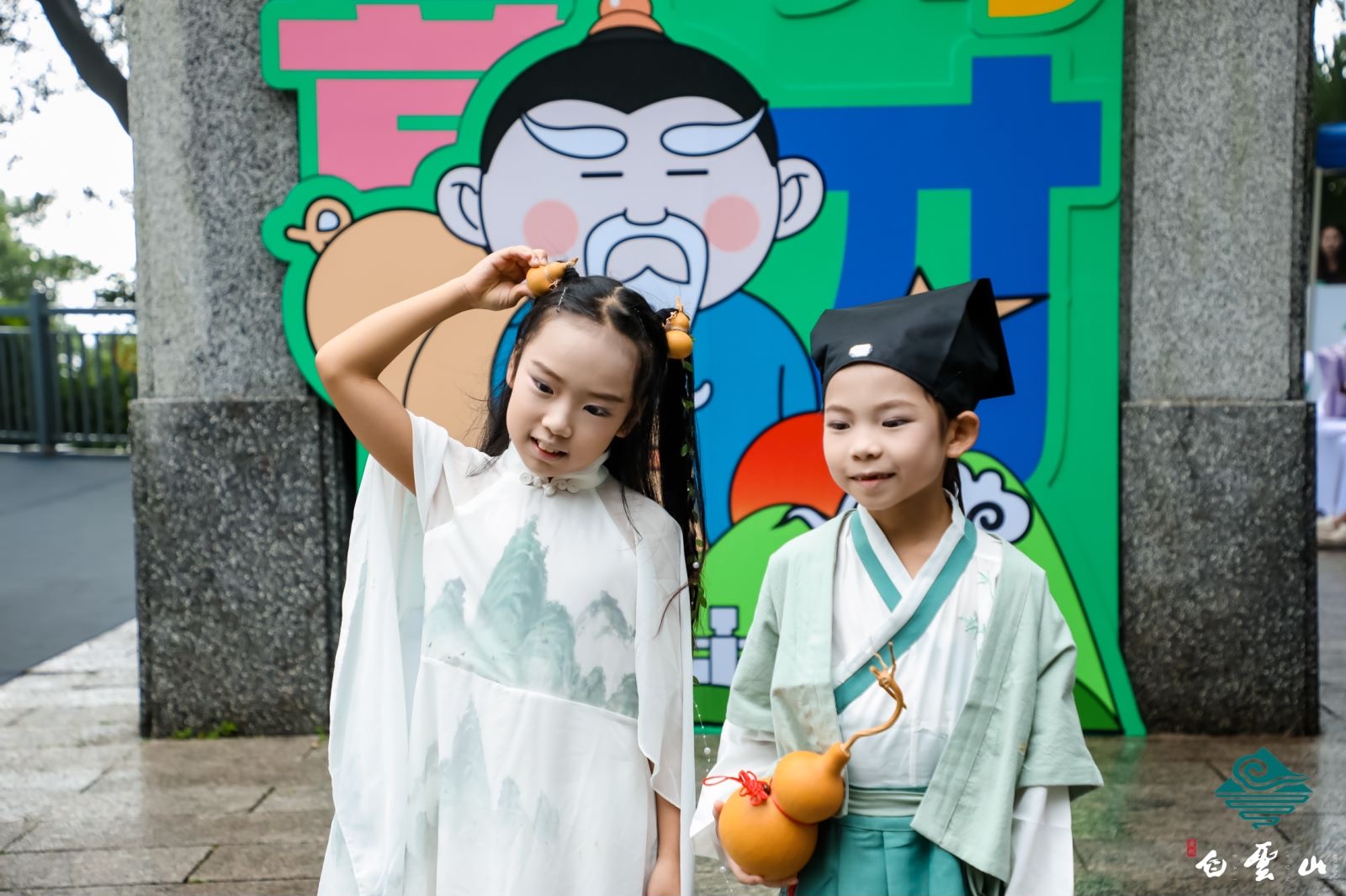 小朋友与“郑小仙”合照