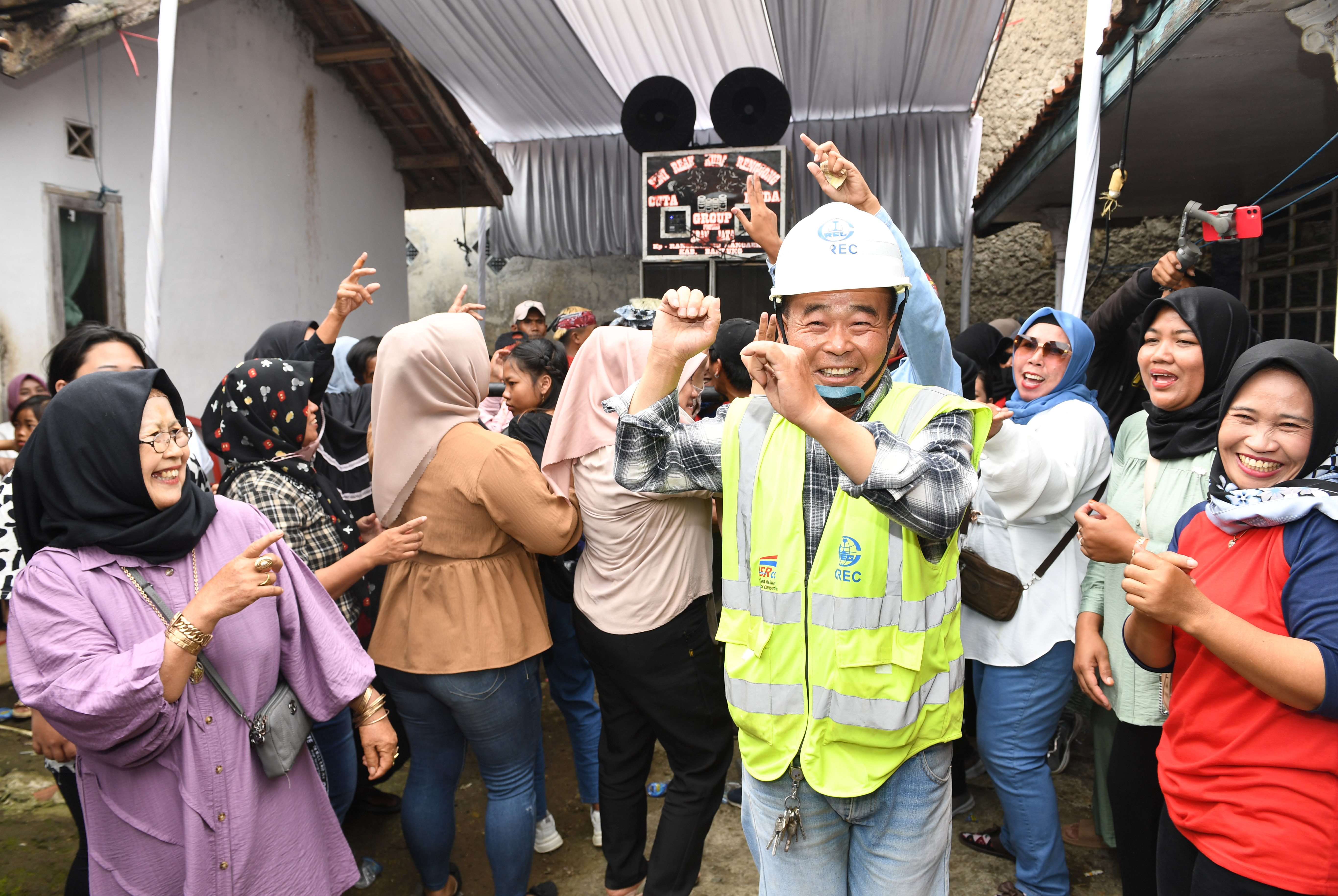 2023年7月1日,印尼万隆,来自中国中铁四局的雅万高铁建设者正在万隆德卡鲁尔与当地居民联欢。00006