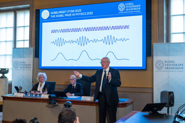 10月3日,在瑞典斯德哥尔摩举行的2023年诺贝尔物理学奖公布现场,评委会专家解读今年诺贝尔物理学奖得主的研究成果。 新华社发 10月3日,在瑞典斯德哥尔摩举行的2023年诺贝尔物理学奖公布现场,评委会专家解读今年诺贝尔物理学奖得主的研究成果。 新华社发