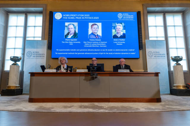 10月3日,在瑞典斯德哥尔摩举行的2023年诺贝尔物理学奖公布现场,屏幕上显示奖项得主皮埃尔·阿戈斯蒂尼(左)、费伦茨·克劳斯(中)和安妮·吕利耶的照片。新华社发 10月3日,在瑞典斯德哥尔摩举行的2023年诺贝尔物理学奖公布现场,屏幕上显示奖项得主皮埃尔·阿戈斯蒂尼(左)、费伦茨·克劳斯(中)和安妮·吕利耶的照片。新华社发