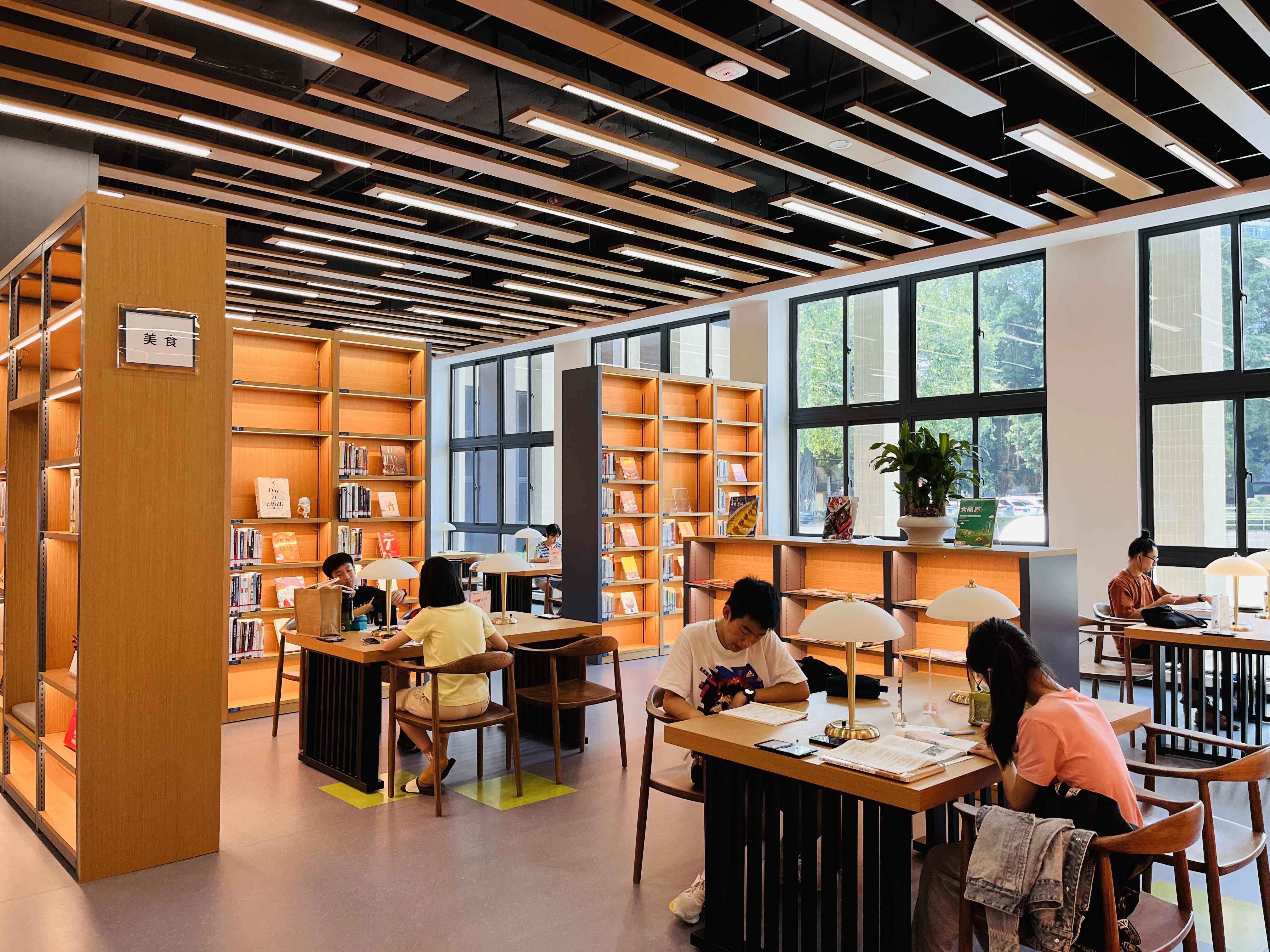 读者在广东省立中山图书馆主题馆“充电”(广东省立中山图书馆供图)