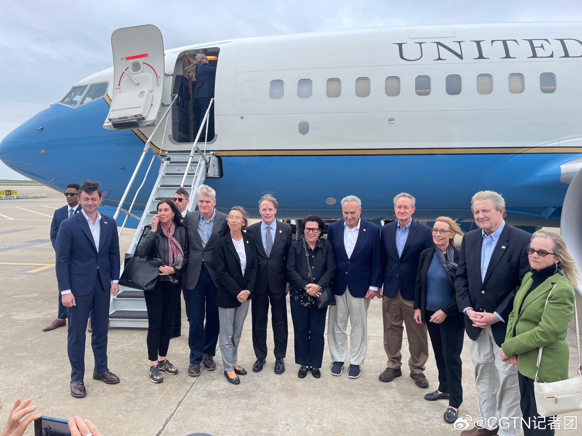 美国会参议院多数党领袖舒默率两党参议员代表团开启访华之旅