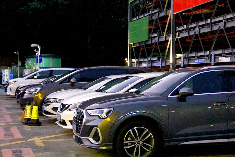 服务点停车场的车辆4