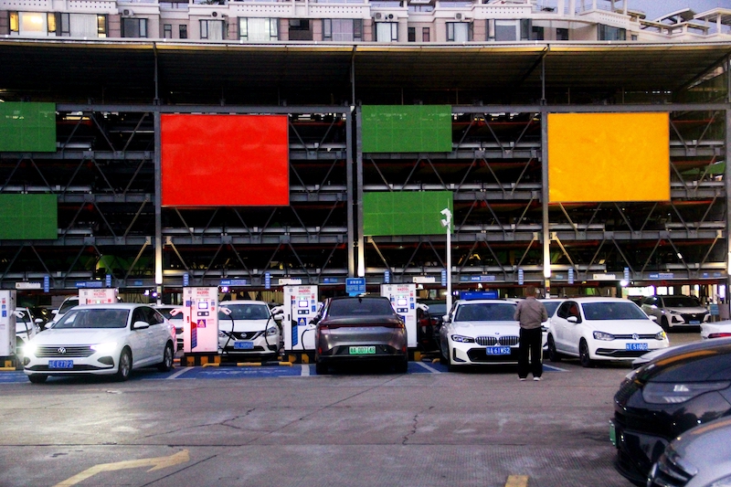 服务点停车场的车辆2