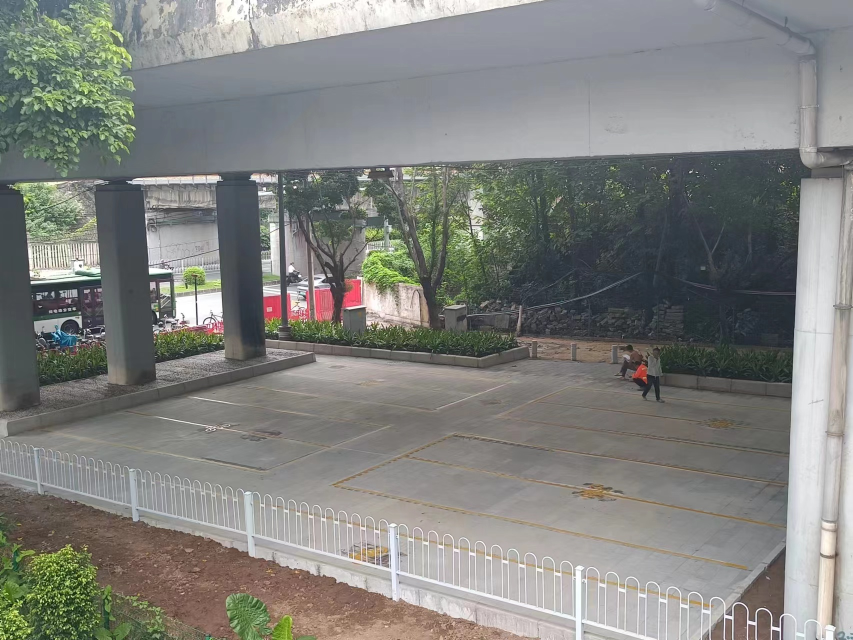 (图:停车区改造后)