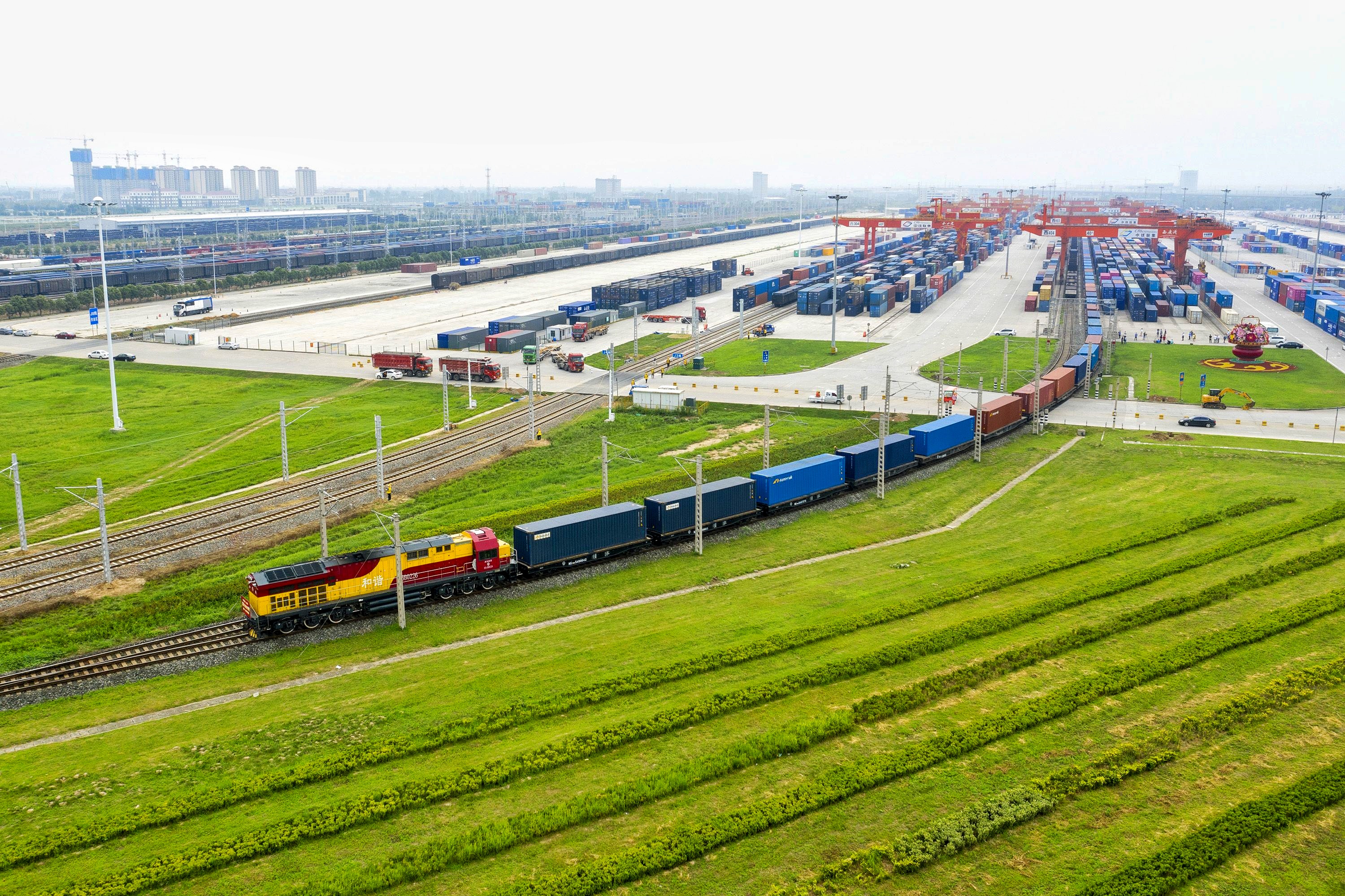 中欧班列从西安国际港站驶出。@视觉中国