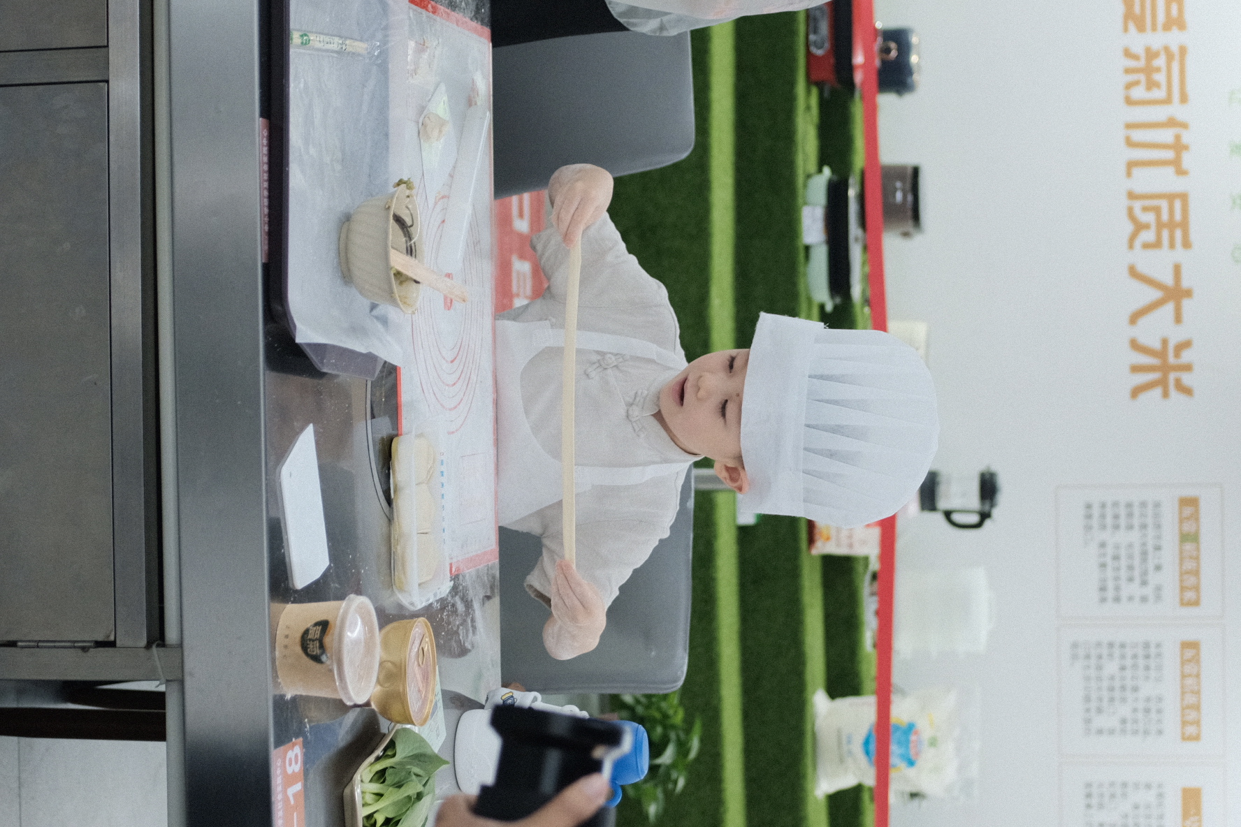 小朋友在爱菊健康生活馆用哈萨克斯坦小麦制作的面粉做扯面。