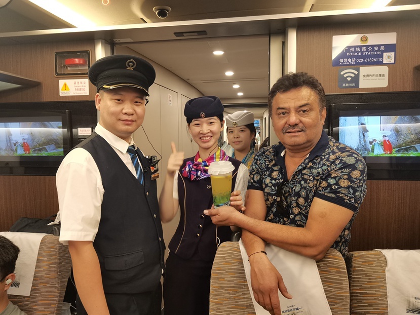 广铁乘务员贴心服务,广交会外籍旅客盛赞中国高铁