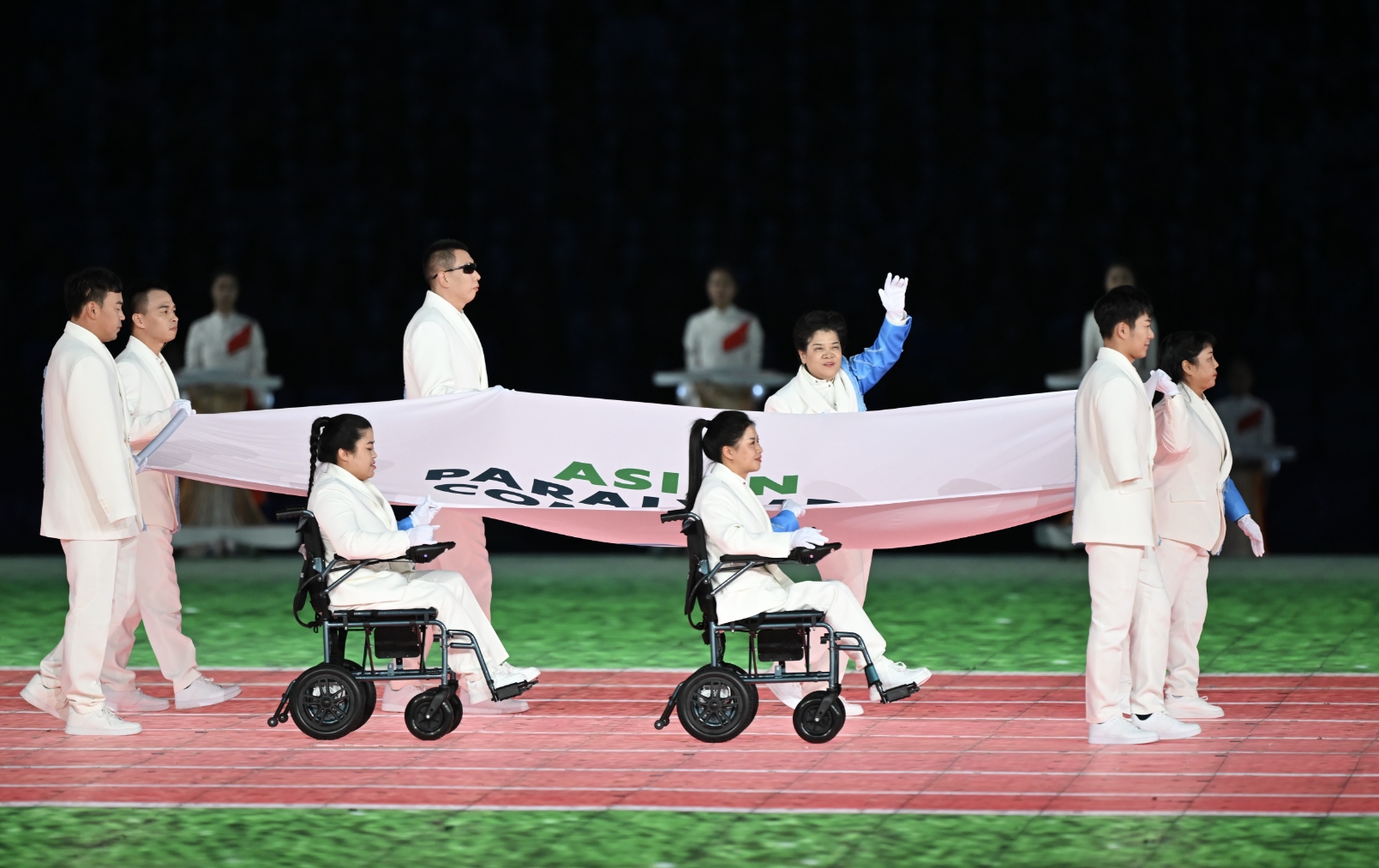 亚残奥委员会会旗在开幕式上入场。