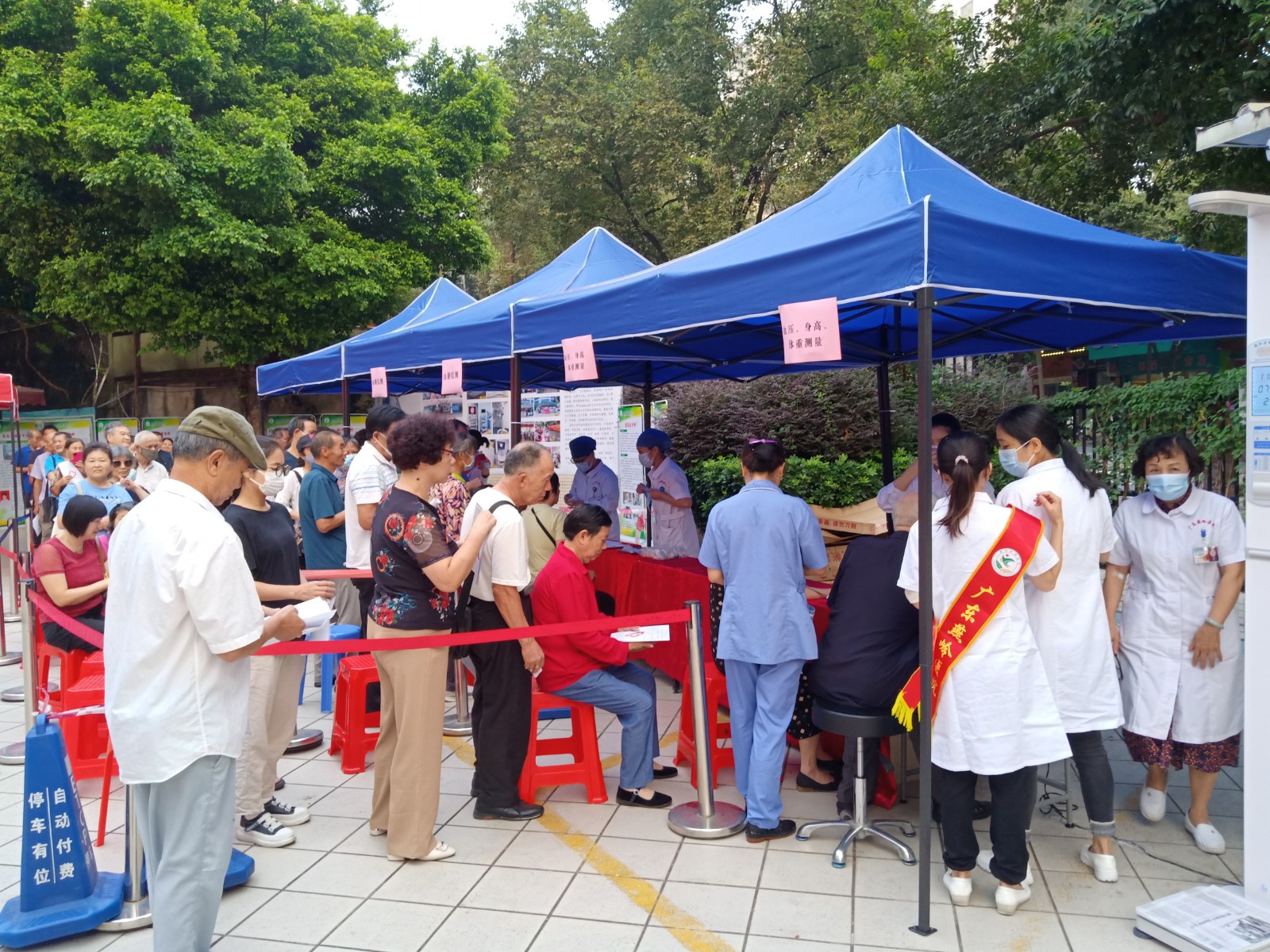 大型义诊党日活动服务百姓健康