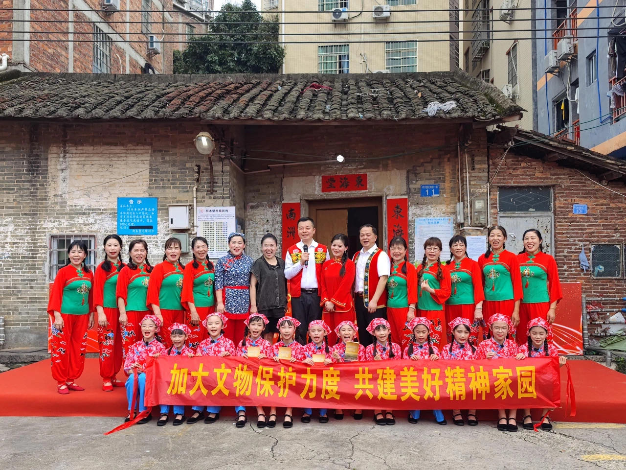 柯木塱客家山歌队在元墩祠堂前开展文物保护宣传活动。(来源:凤凰街道办事处)