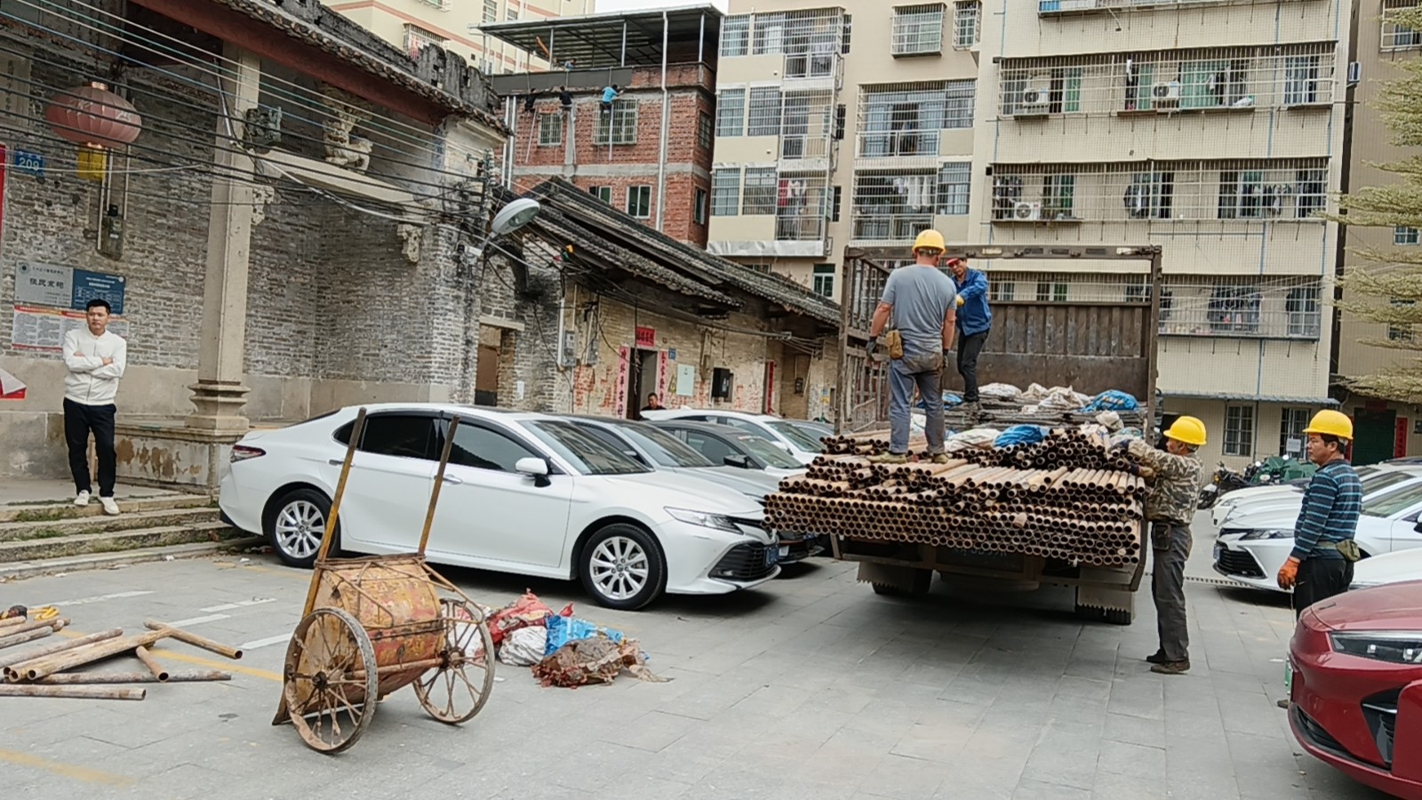 渔沙坦村张氏宗祠修膳工作进行中。(来源:凤凰街道办事处)
