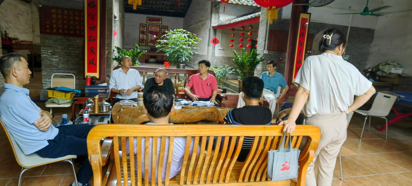 凤凰街道、柯木塱村(社)工作人员共同商讨传统风貌建筑保护管理事宜。(来源:凤凰街道办事处)