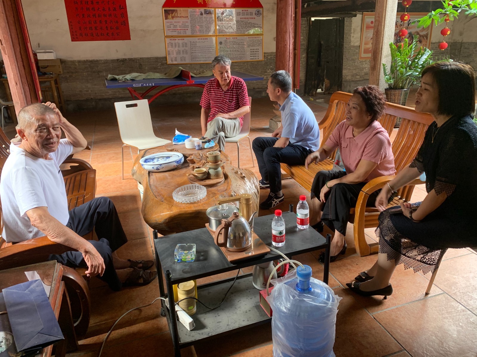 老年朋友们来到祠堂喝茶、聊天,这早已成为他们的生活习惯。(来源:凤凰街道办事处)