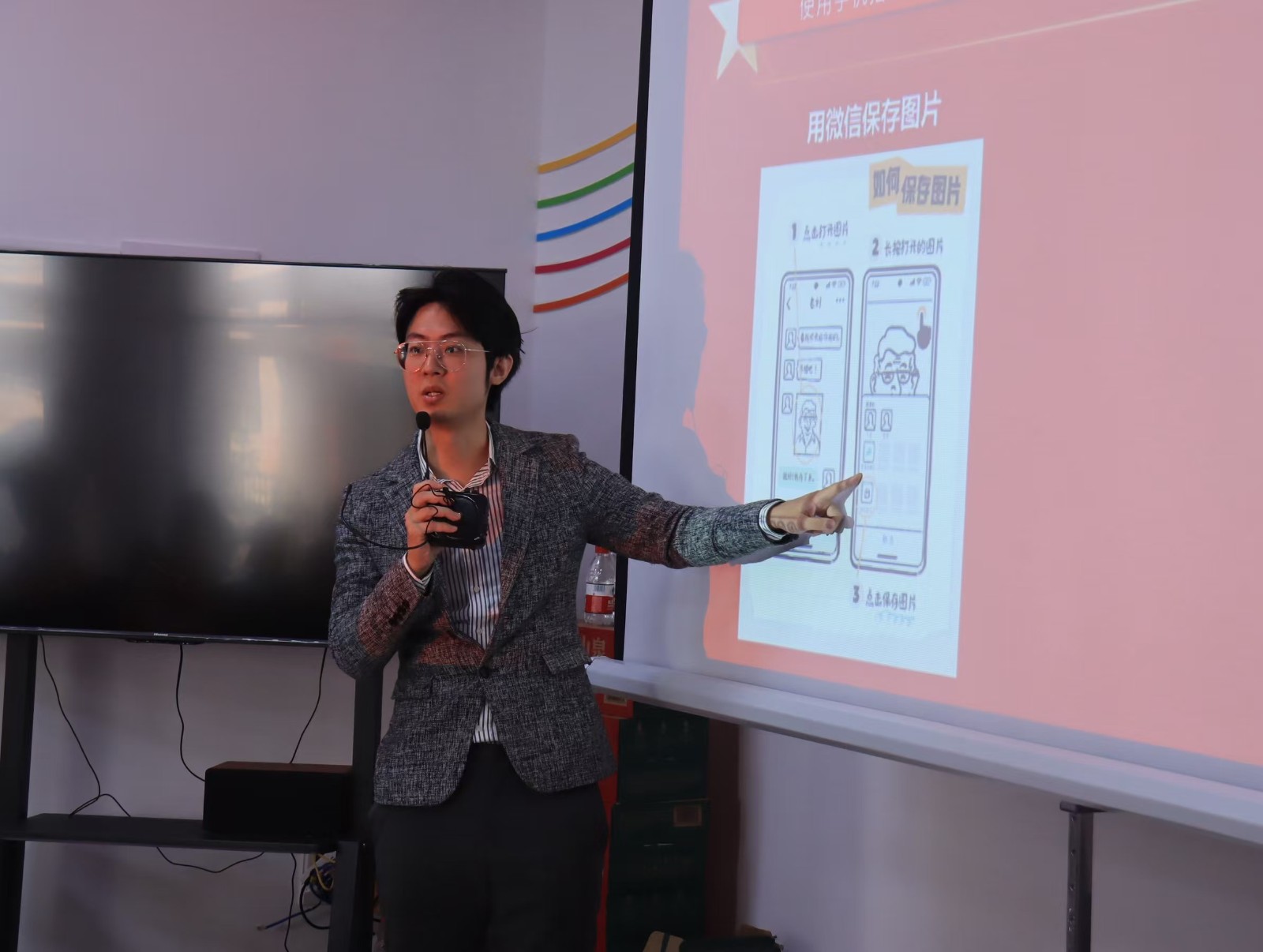 大学生志愿者教老年人如何保存手机微信图片。(来源:凤凰街道办事处)