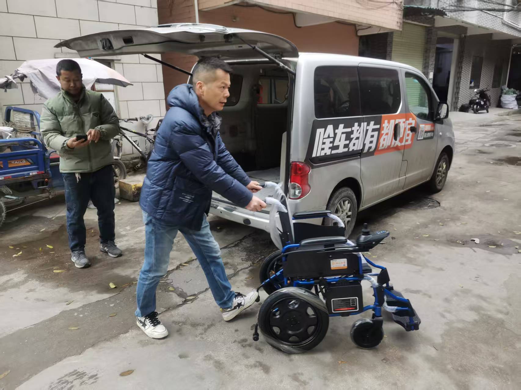 凤凰街道残联工作人员为残疾人章叔送去新轮椅。