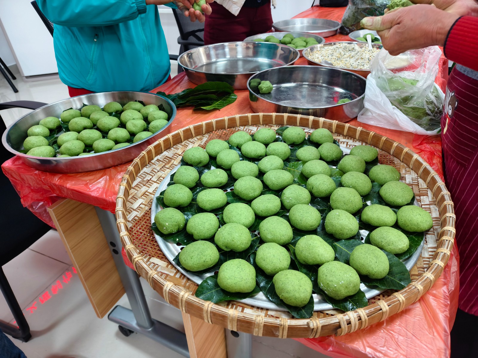 用新鲜嫩绿的艾草等食材做成的艾糍色彩翠绿,闻着清香扑鼻。