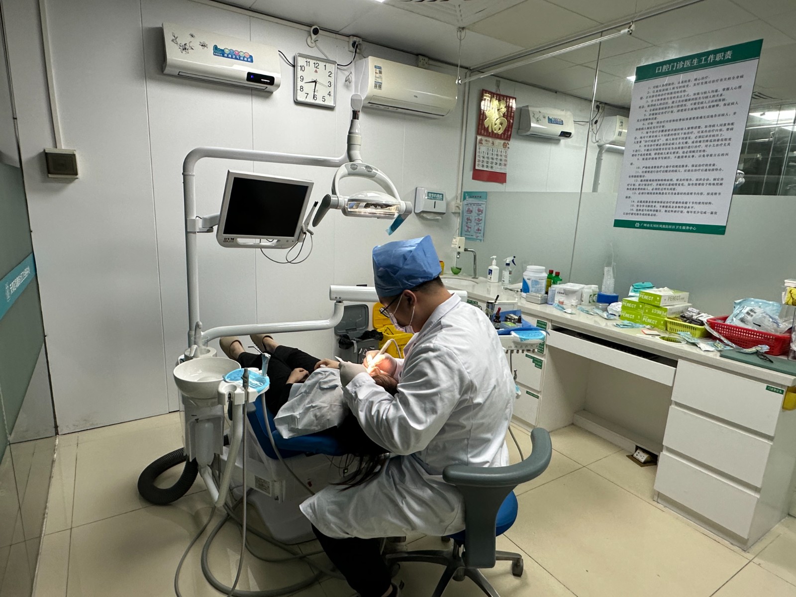 天河区凤凰街道社卫中心医生正在进行夜诊。