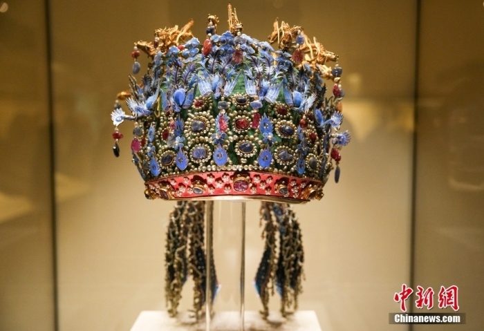 12月3日,北京,中国国家博物馆展出的的明孝端皇后凤冠,以此为原型的文创产品受到观众热捧。中国国家博物馆挖掘文物和展览蕴含的内涵,推动展创结合,加工转化为观众喜闻乐见的文创产品。今年以来,国家博物馆累计推出各类文创产品200余款,涉及350余个品类。如今,随着“文博热”持续升温,“淡季不淡,旺季更旺”成为开放运营的一种常态。中新社记者 赵文宇 摄 12月3日,北京,中国国家博物馆展出的的明孝端皇后凤冠,以此为原型的文创产品受到观众热捧。中国国家博物馆挖掘文物和展览蕴含的内涵,推动展创结合,加工转化为观众喜闻乐见的文创产品。今年以来,国家博物馆累计推出各类文创产品200余款,涉及350余个品类。如今,随着“文博热”持续升温,“淡季不淡,旺季更旺”成为开放运营的一种常态。中新社记者 赵文宇 摄