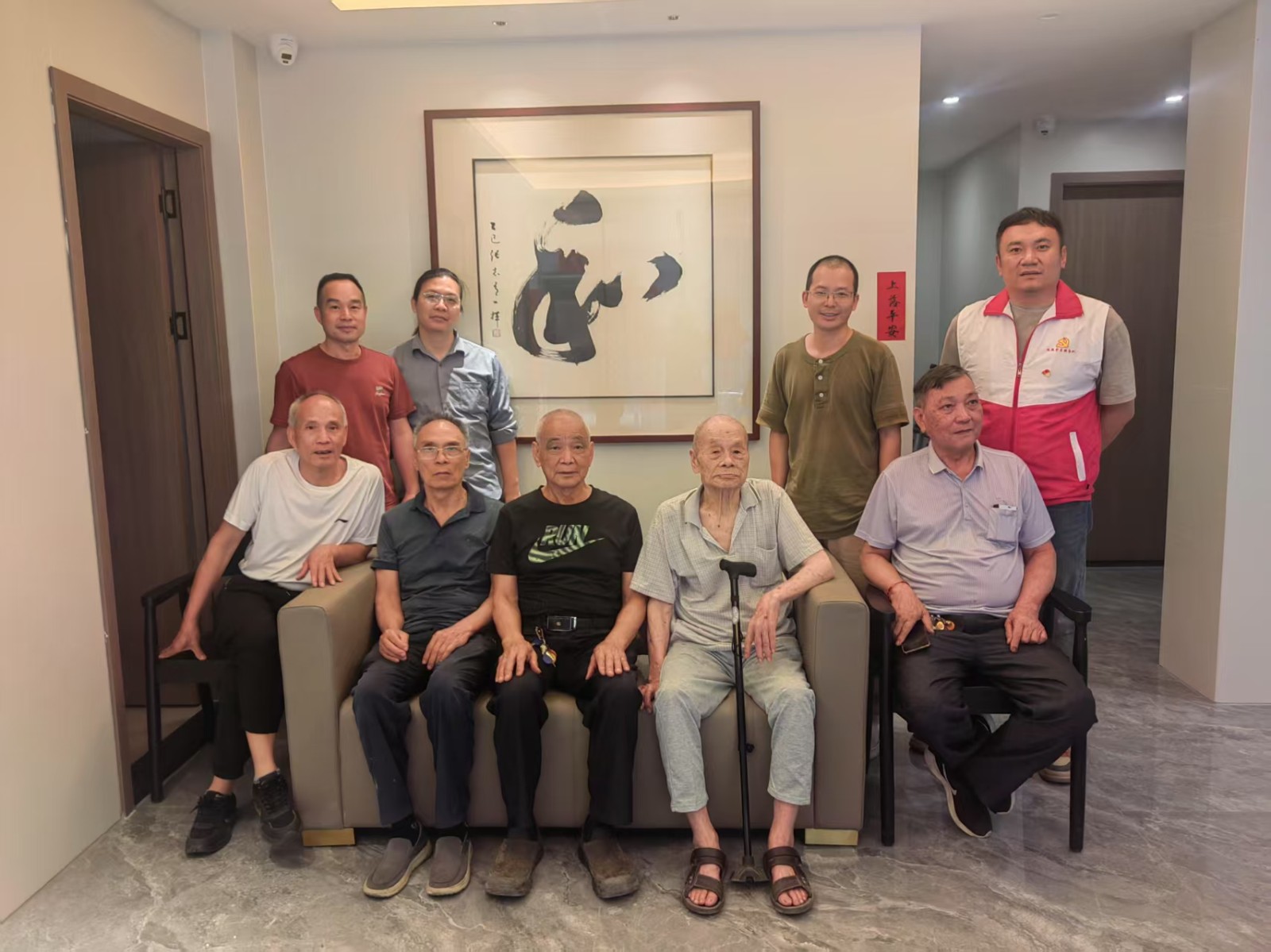 柯木塱村访谈组工作人员和水库老移民代表合影。