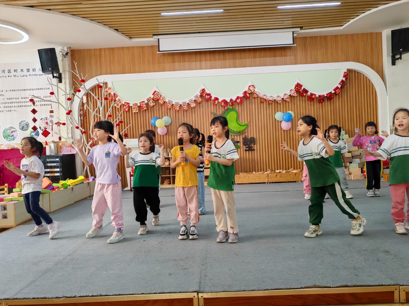 天河区柯木塱幼儿园小朋友学唱客家山歌。