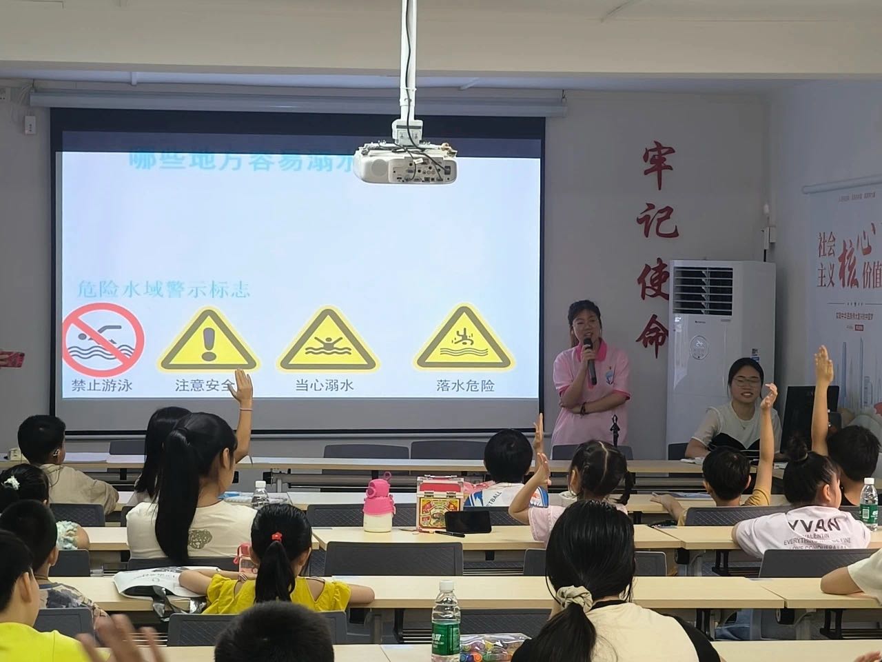 凤凰社区联合广东食品药品职业学院中医保健学院开展防溺水安全和急救知识讲座。