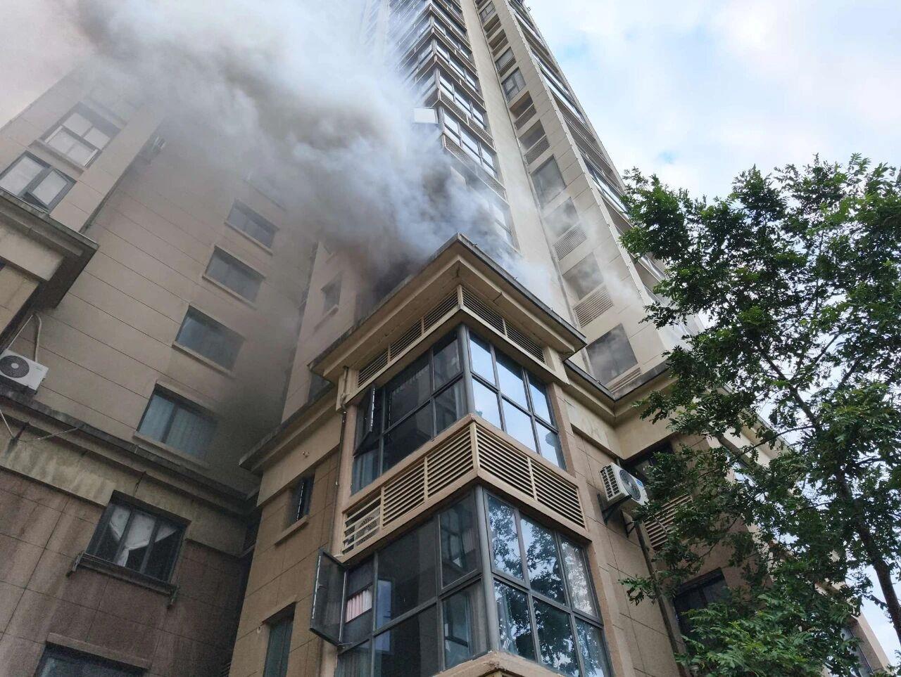 还在让你的手机充电器“随时待命”?消防实验告诉你有多危险