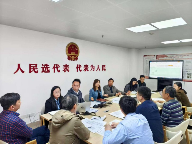 凤凰街道纪工委与改造专班、审计组召开“三方联审”工作会议。